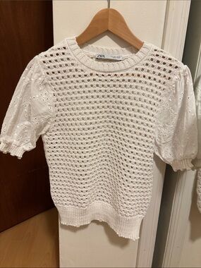 Super cute Zara Cream Crochet Eyelet Puff Sleeve Top